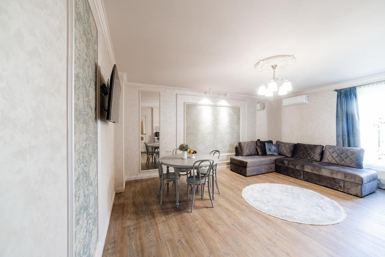 Lux Apartment On Duhnovicha Street .Free Parking. Úzhgorod Exterior foto
